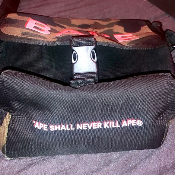 Original BAPE Camo Cross Body Bag - Picture 3 of 3